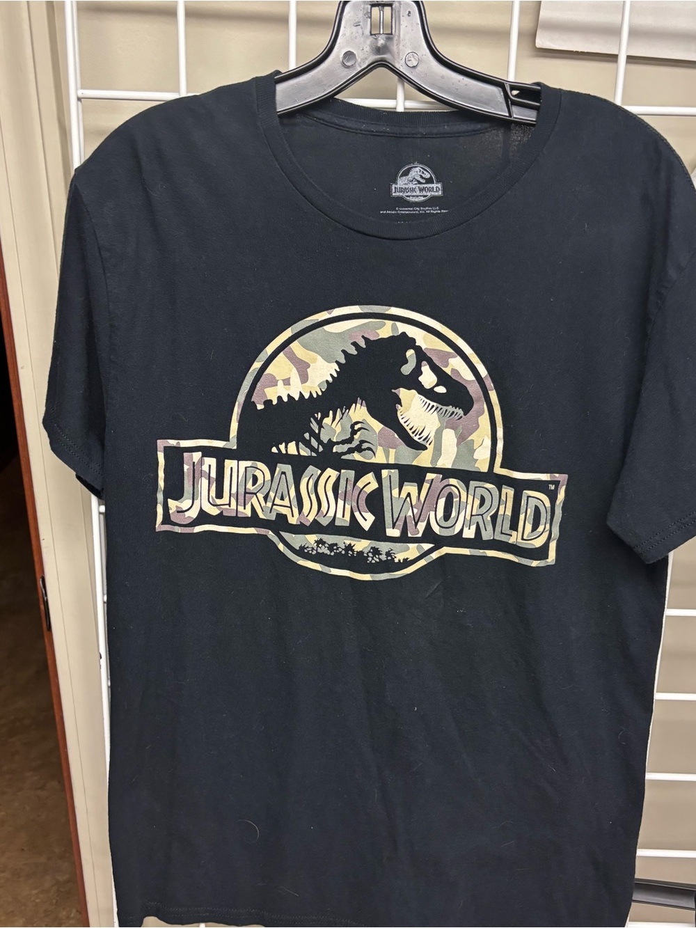 Jurassic World Short Sleeve T-Shirt Size Medium. Big Logo. Cotton. Licensed. EUC